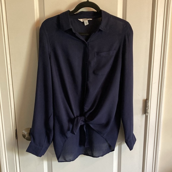 Old Navy Women’s Button Up Shirt - Picture 3 of 4